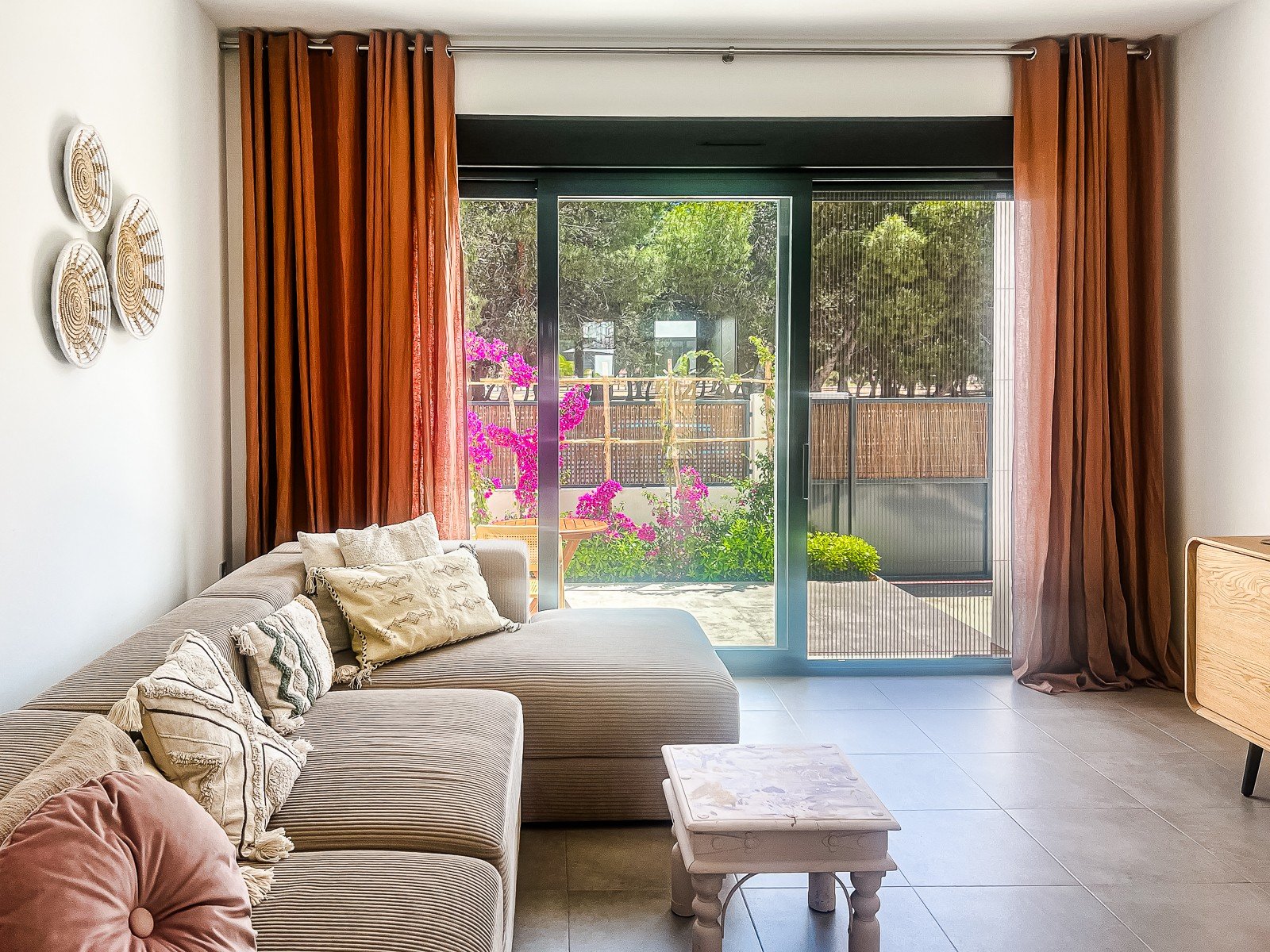 Apartamento en planta baja de estilo ibicenco a tan solo 800 m de la playa