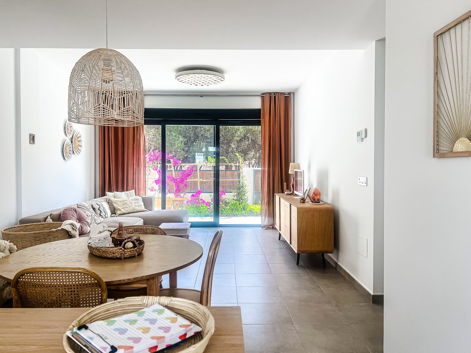 Apartamento en planta baja de estilo ibicenco a tan solo 800 m de la playa