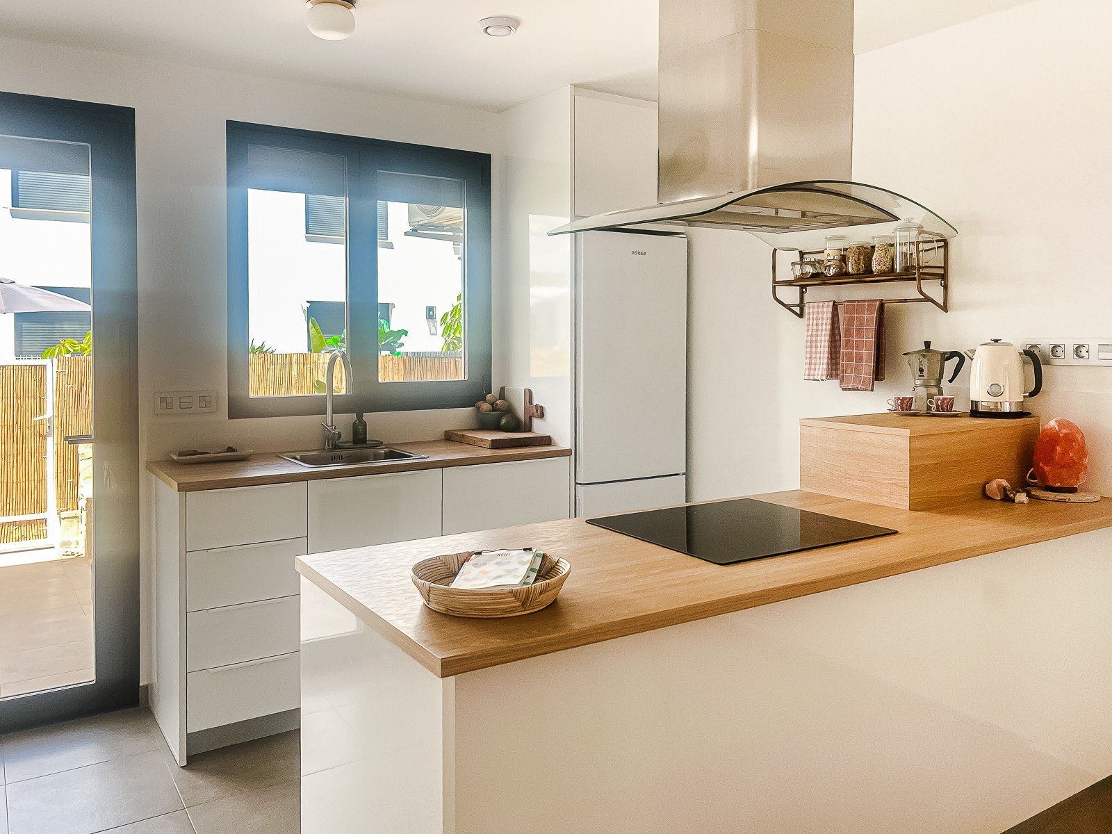 Apartamento en planta baja de estilo ibicenco a tan solo 800 m de la playa