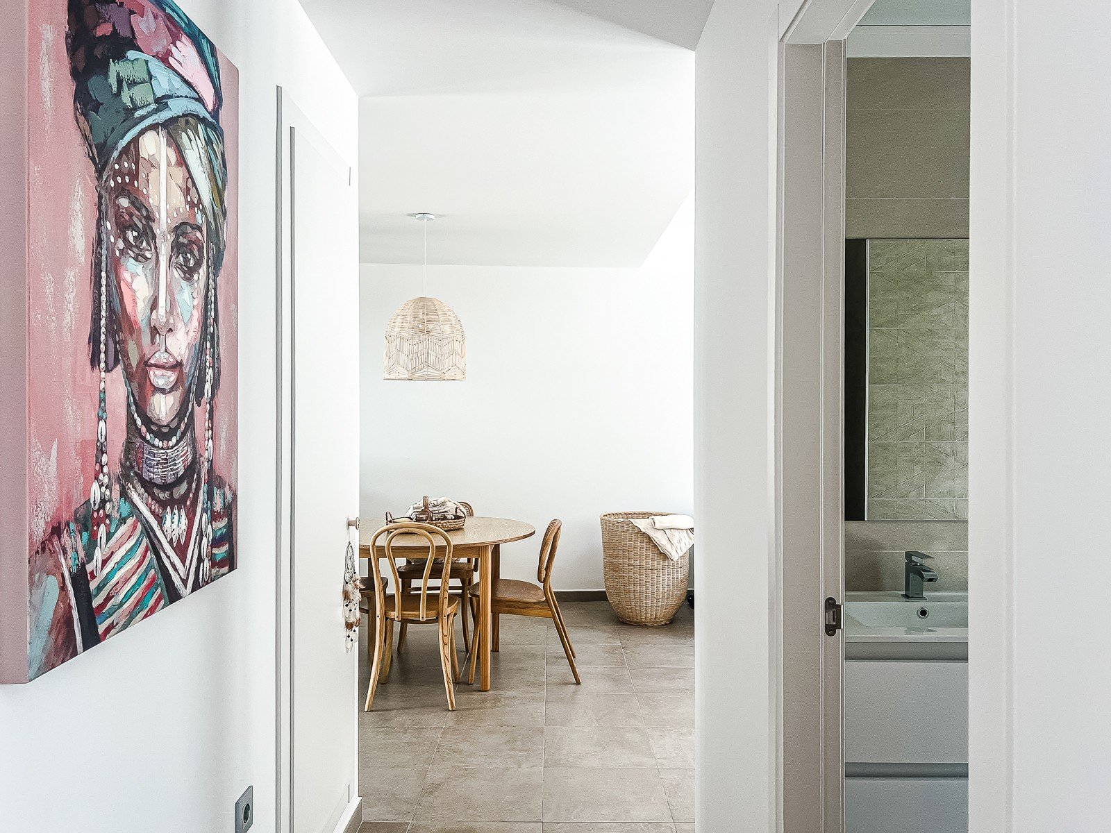 Apartamento en planta baja de estilo ibicenco a tan solo 800 m de la playa