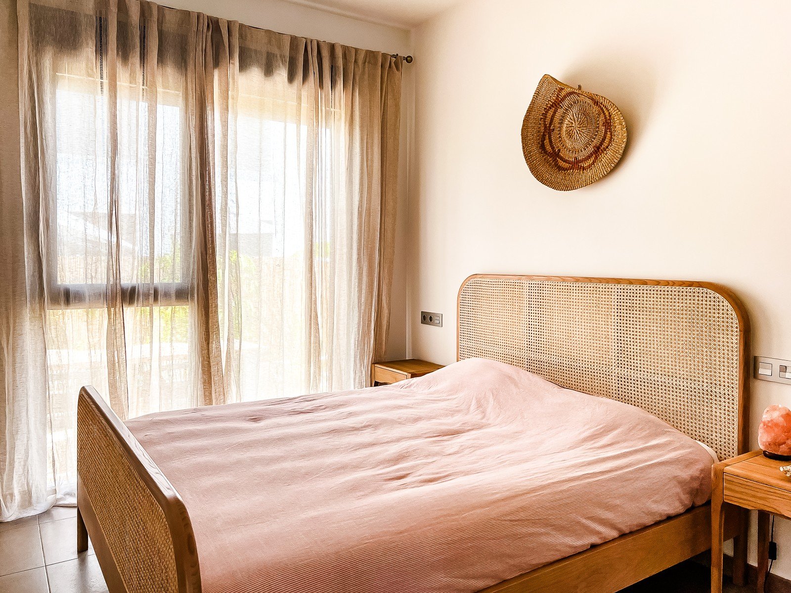 Apartamento en planta baja de estilo ibicenco a tan solo 800 m de la playa