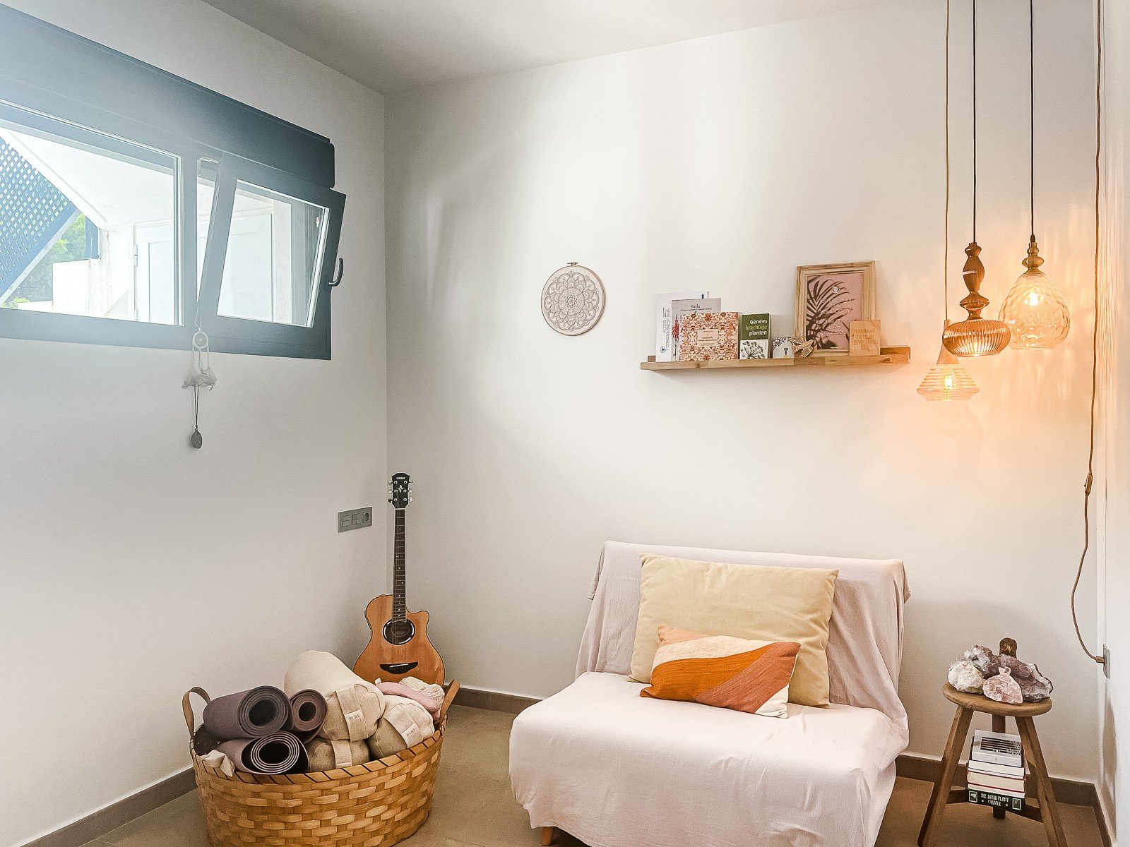 Apartamento en planta baja de estilo ibicenco a tan solo 800 m de la playa