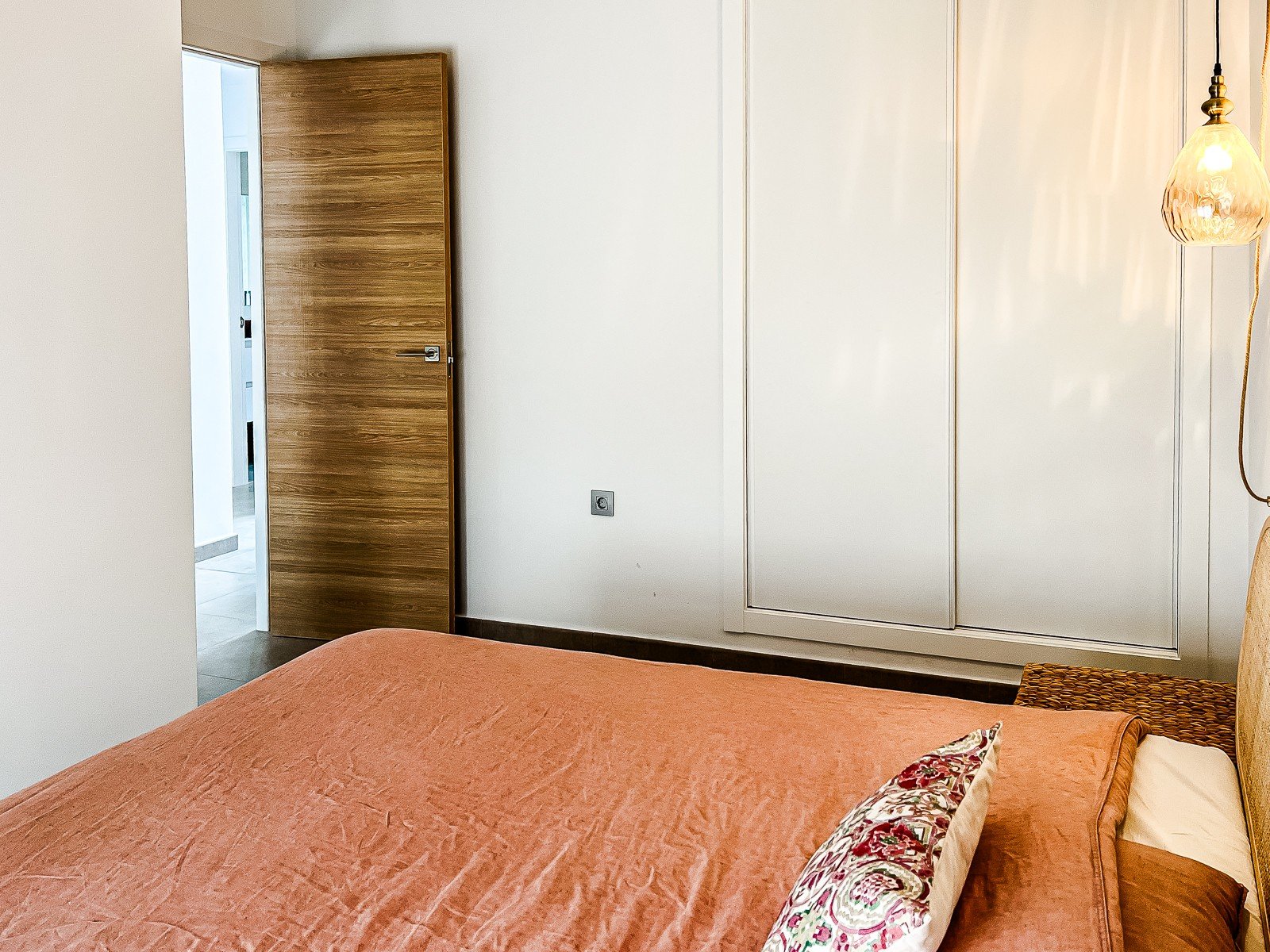 Apartamento en planta baja de estilo ibicenco a tan solo 800 m de la playa