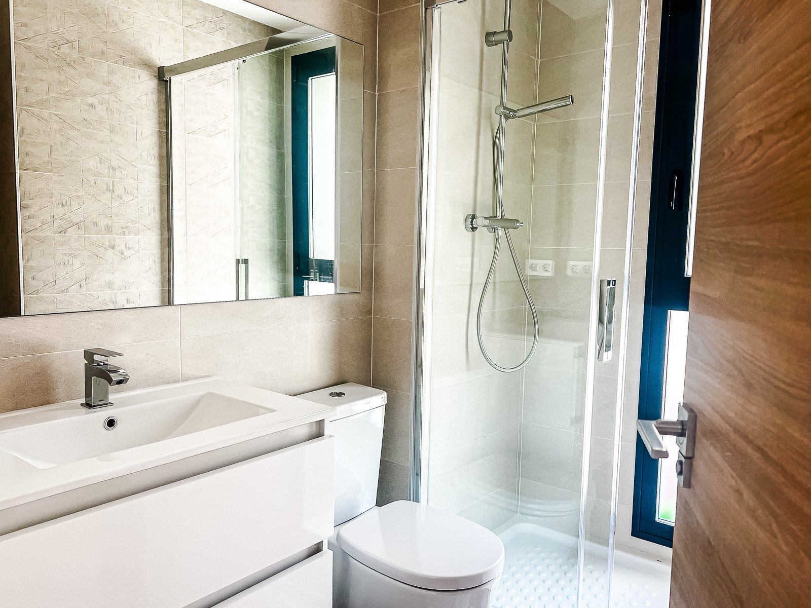 Apartamento en planta baja de estilo ibicenco a tan solo 800 m de la playa