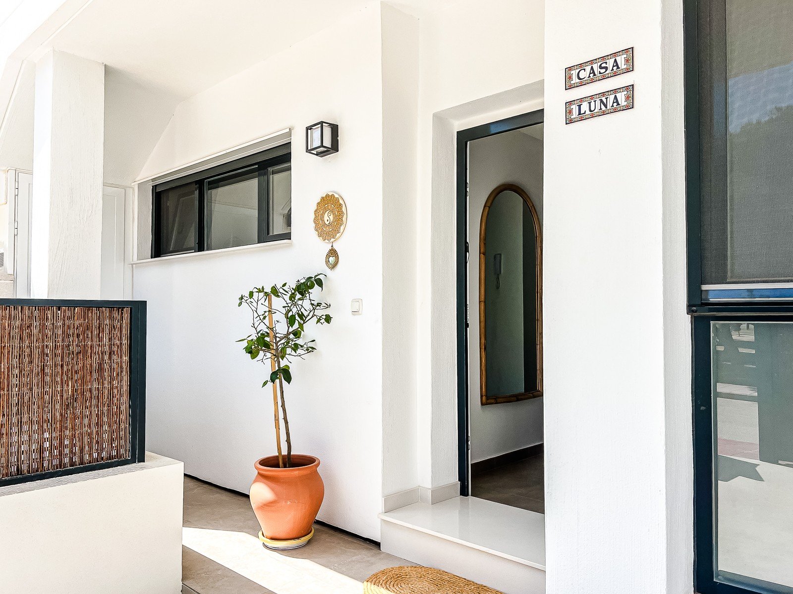 Apartamento en planta baja de estilo ibicenco a tan solo 800 m de la playa