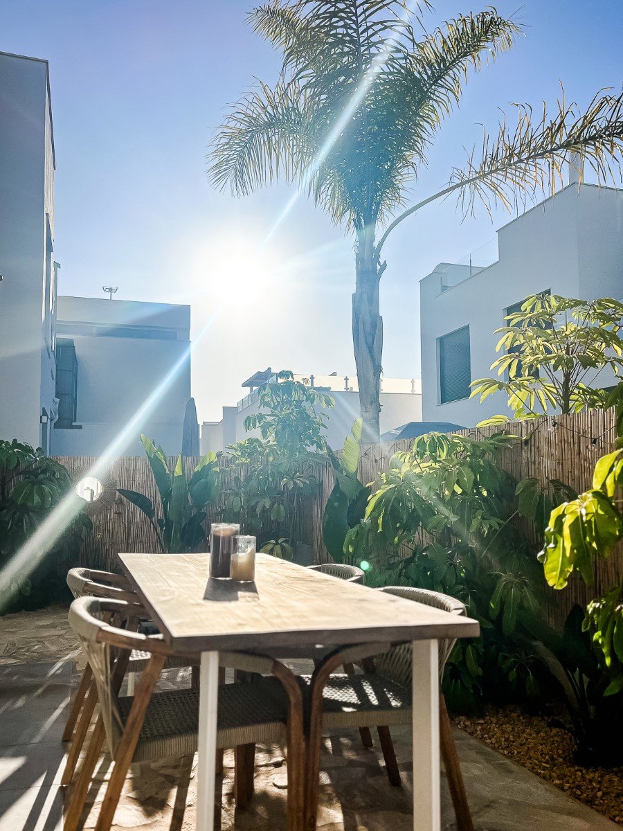 Apartamento en planta baja de estilo ibicenco a tan solo 800 m de la playa