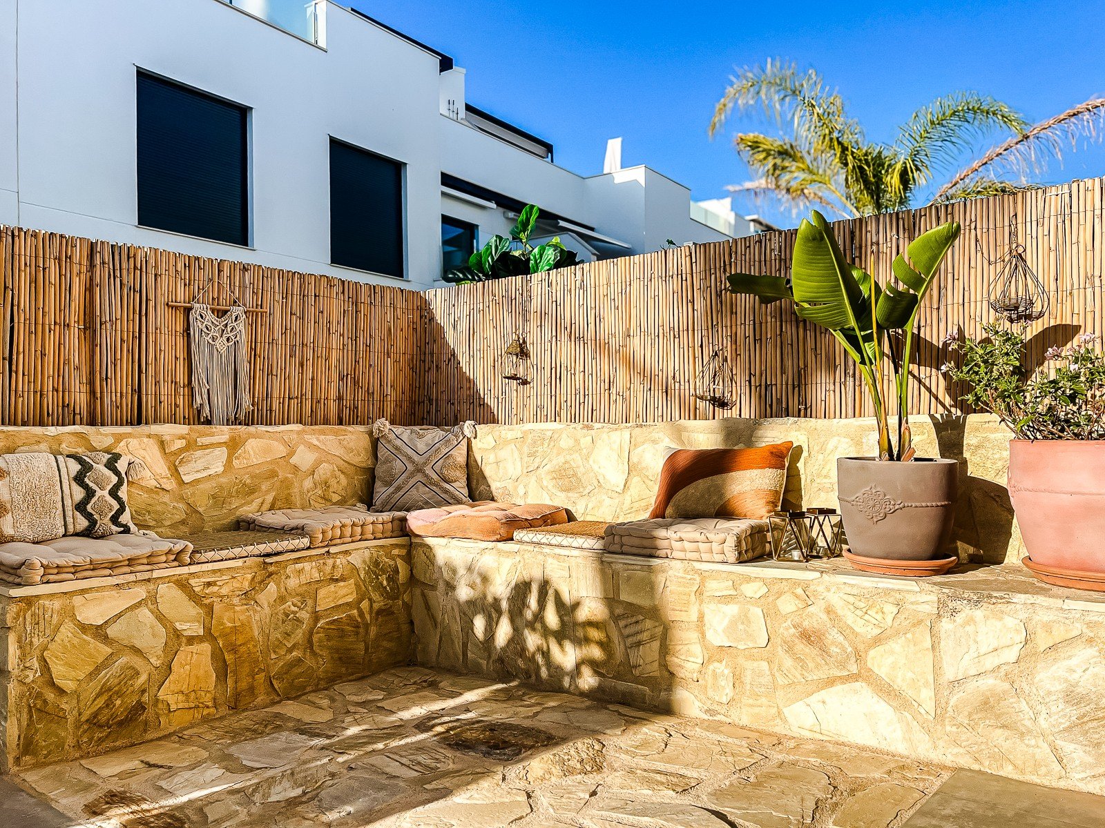 Apartamento en planta baja de estilo ibicenco a tan solo 800 m de la playa