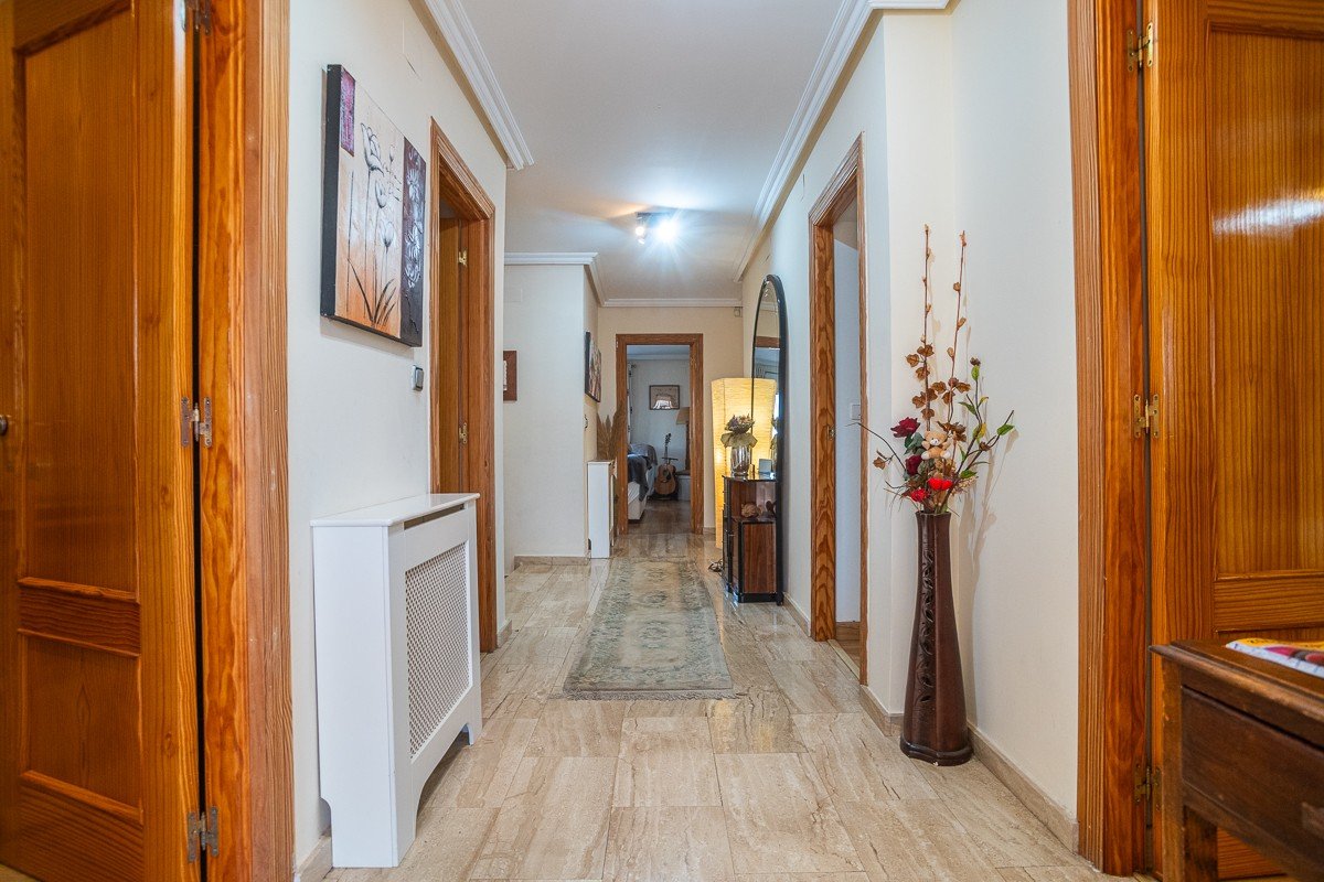 Preciosa villa con 6 dormitorios, 6 baños, azotea, alarma y piscina privada