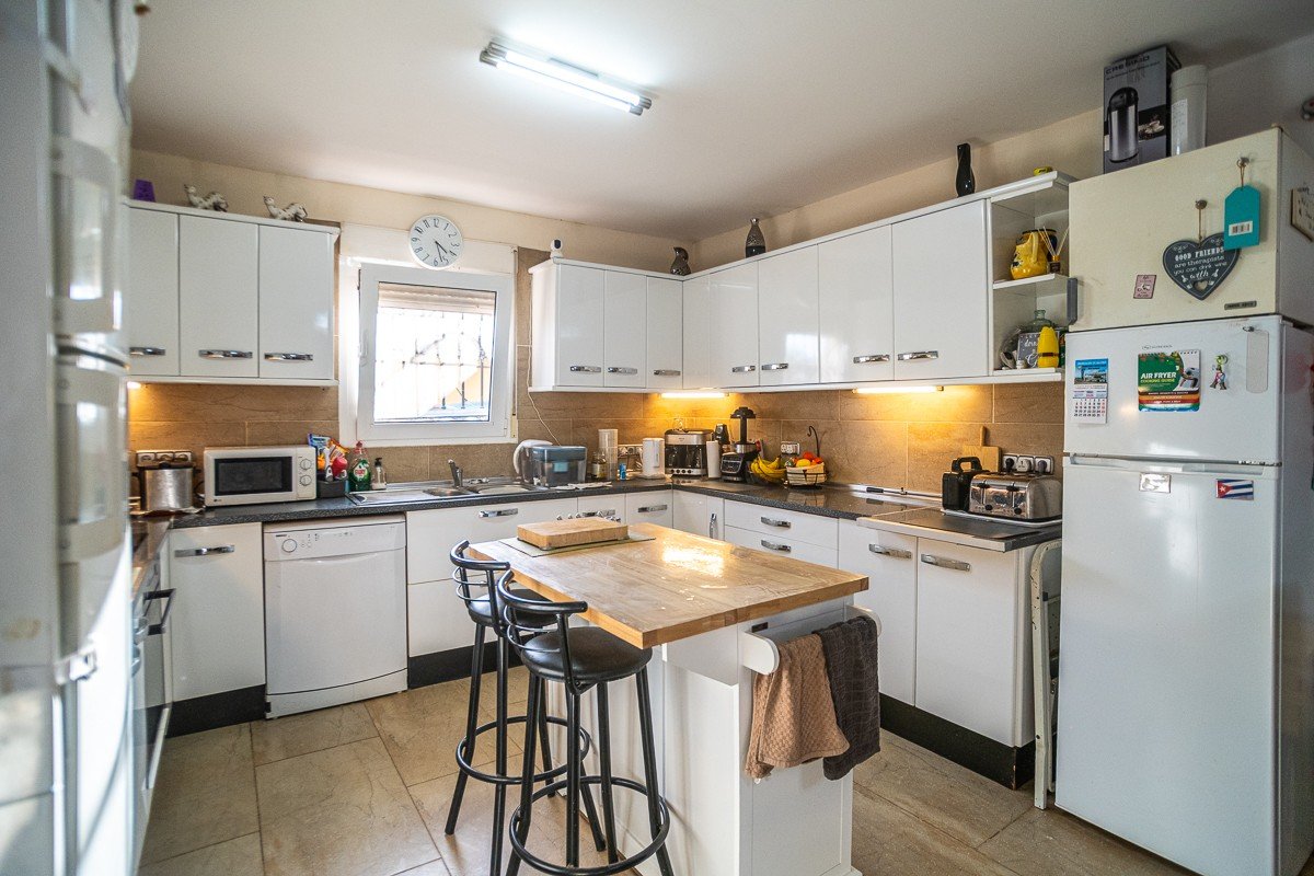Preciosa villa con 6 dormitorios, 6 baños, azotea, alarma y piscina privada
