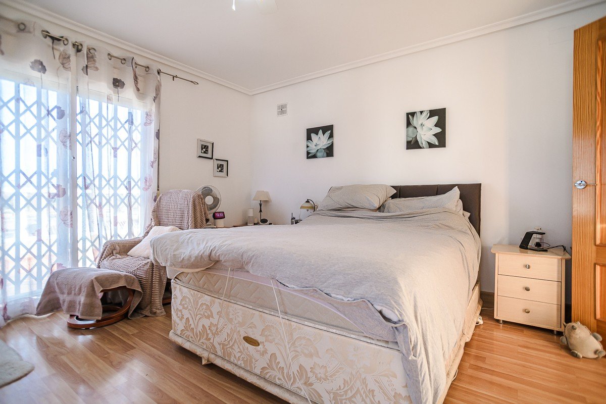 Preciosa villa con 6 dormitorios, 6 baños, azotea, alarma y piscina privada