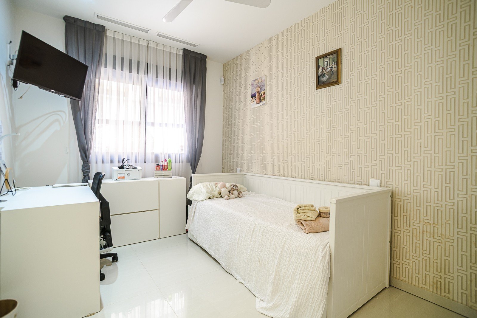 Precioso apartamento de 2 dormitorios y 2 baños con parking privado en una urbanización exclusiva con piscinas comunitarias y mucho más