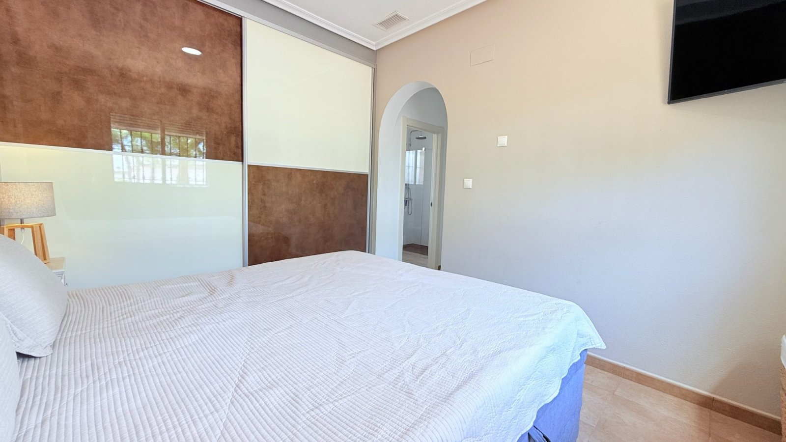 Villa completamente reformada con piscina privada en una amplia parcela