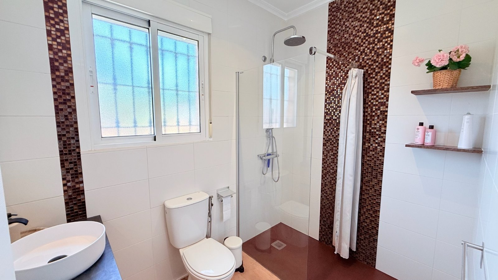 Villa completamente reformada con piscina privada en una amplia parcela