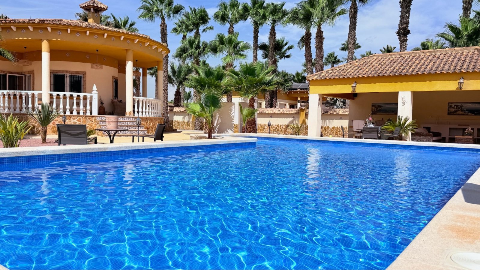 Villa completamente reformada con piscina privada en una amplia parcela