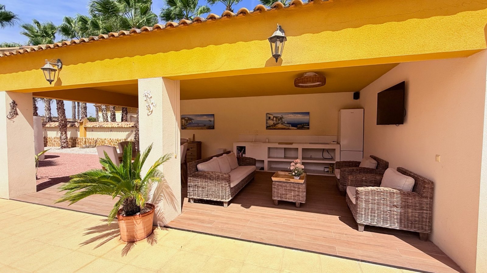 Villa completamente reformada con piscina privada en una amplia parcela