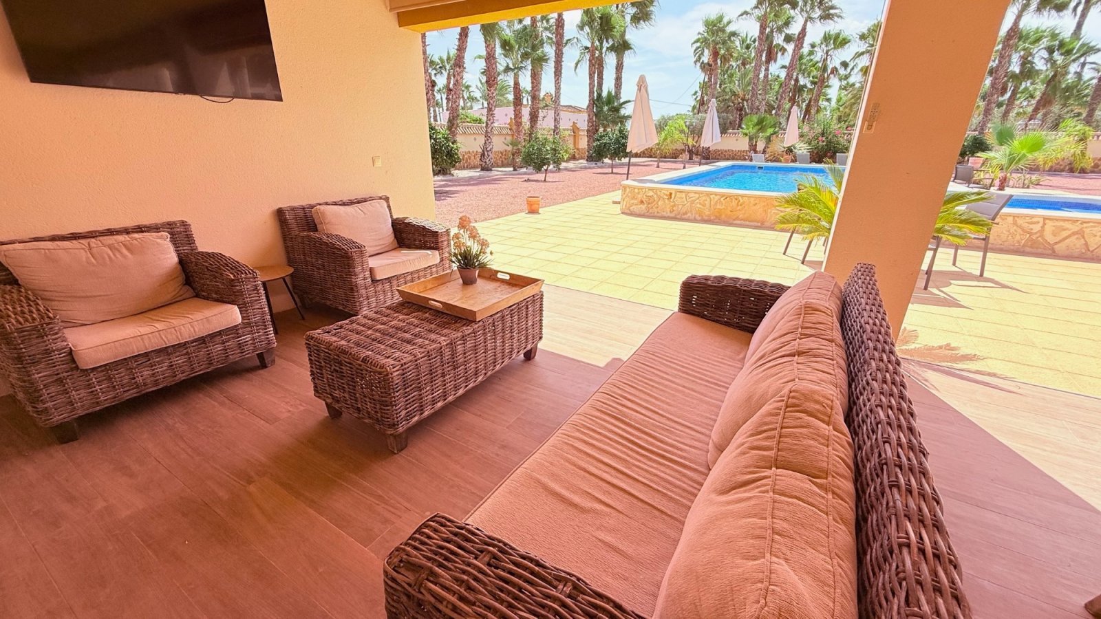 Villa completamente reformada con piscina privada en una amplia parcela