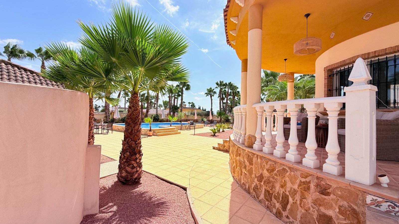 Villa completamente reformada con piscina privada en una amplia parcela