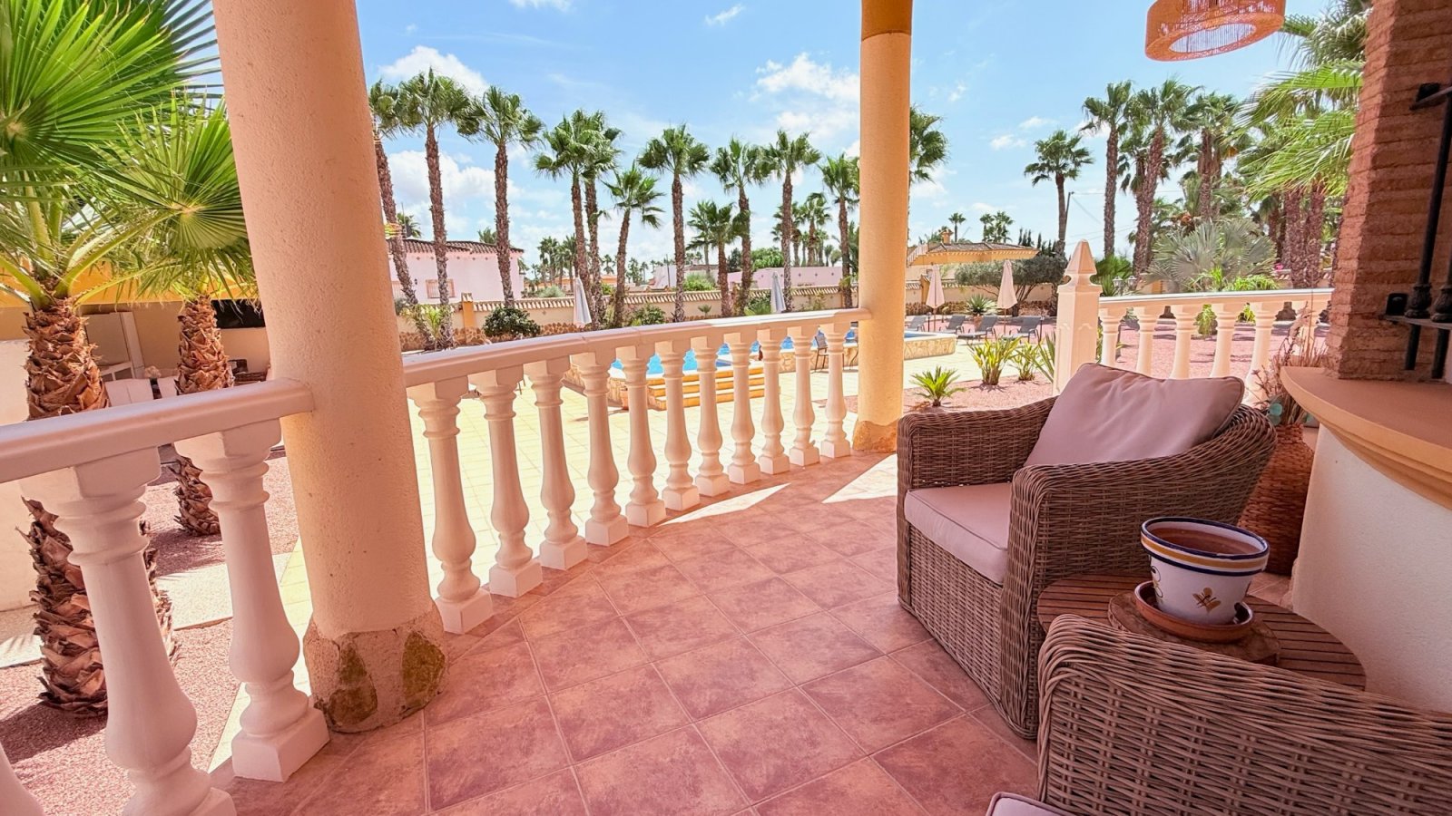 Villa completamente reformada con piscina privada en una amplia parcela