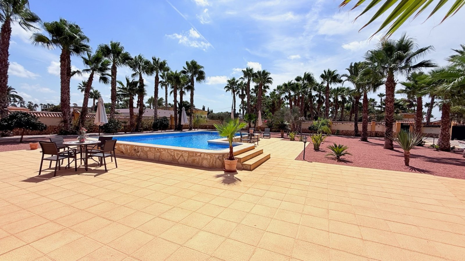 Villa completamente reformada con piscina privada en una amplia parcela