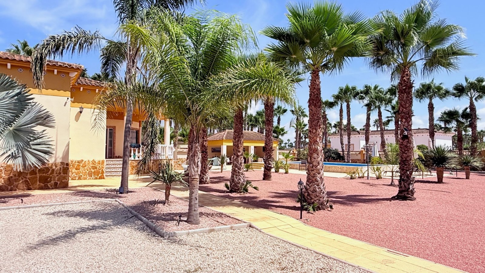 Villa completamente reformada con piscina privada en una amplia parcela