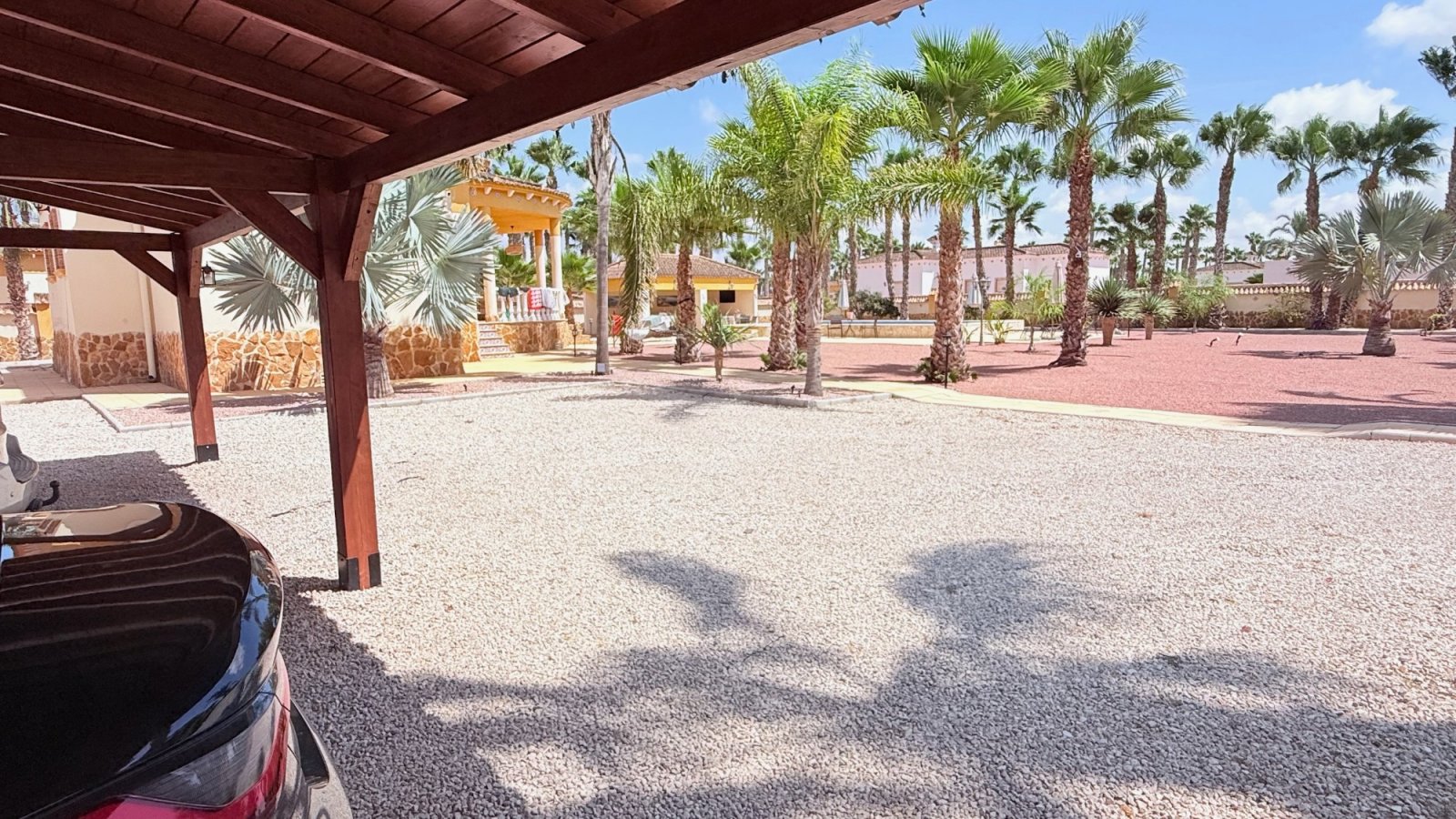 Villa completamente reformada con piscina privada en una amplia parcela