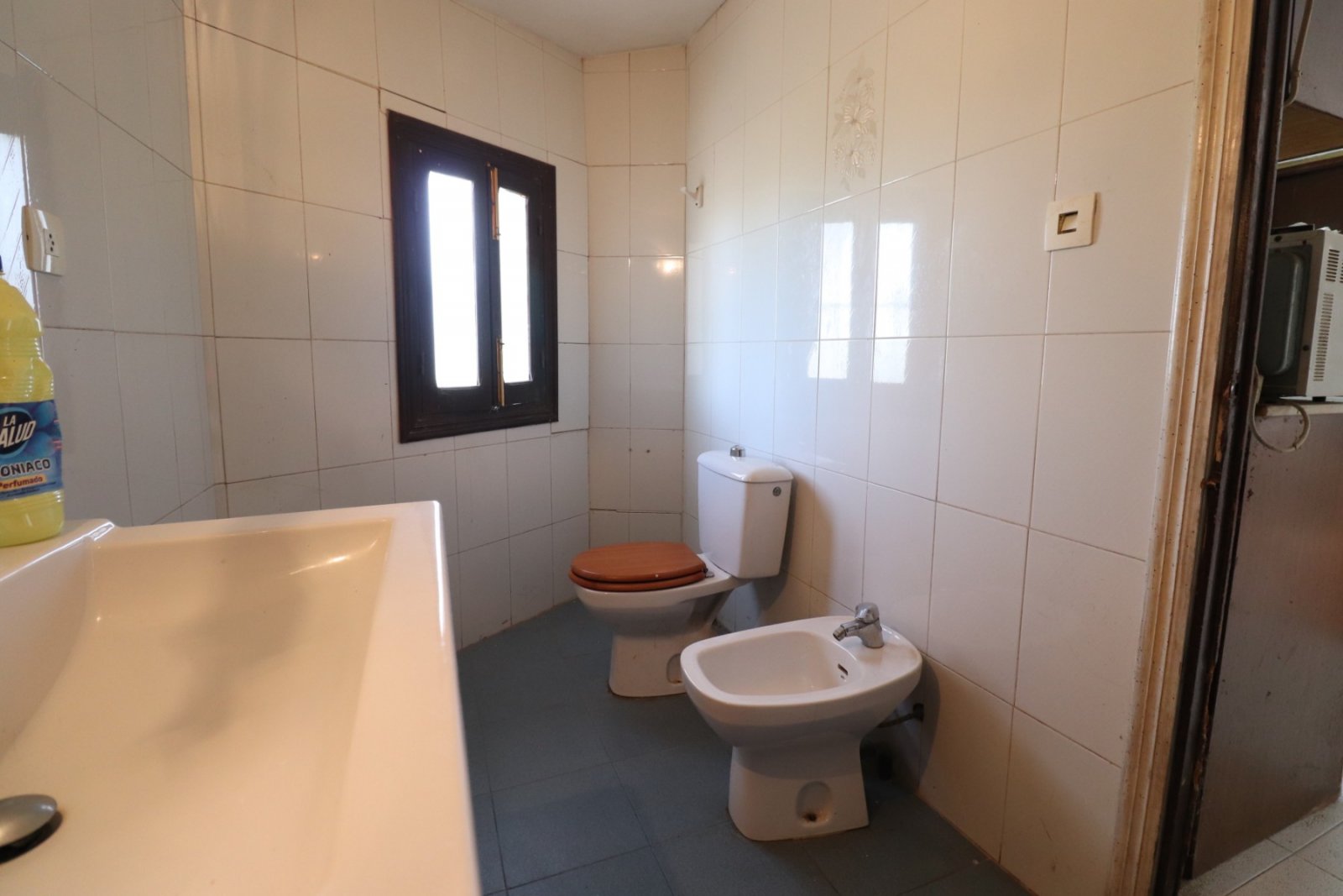 Casa independiente con 5 dormitorios, 2 baños, garaje y bonitas vistas
