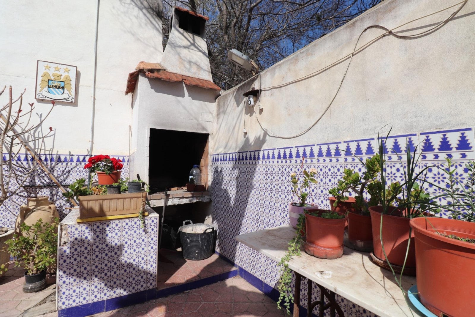 Casa independiente con 5 dormitorios, 2 baños, garaje y bonitas vistas
