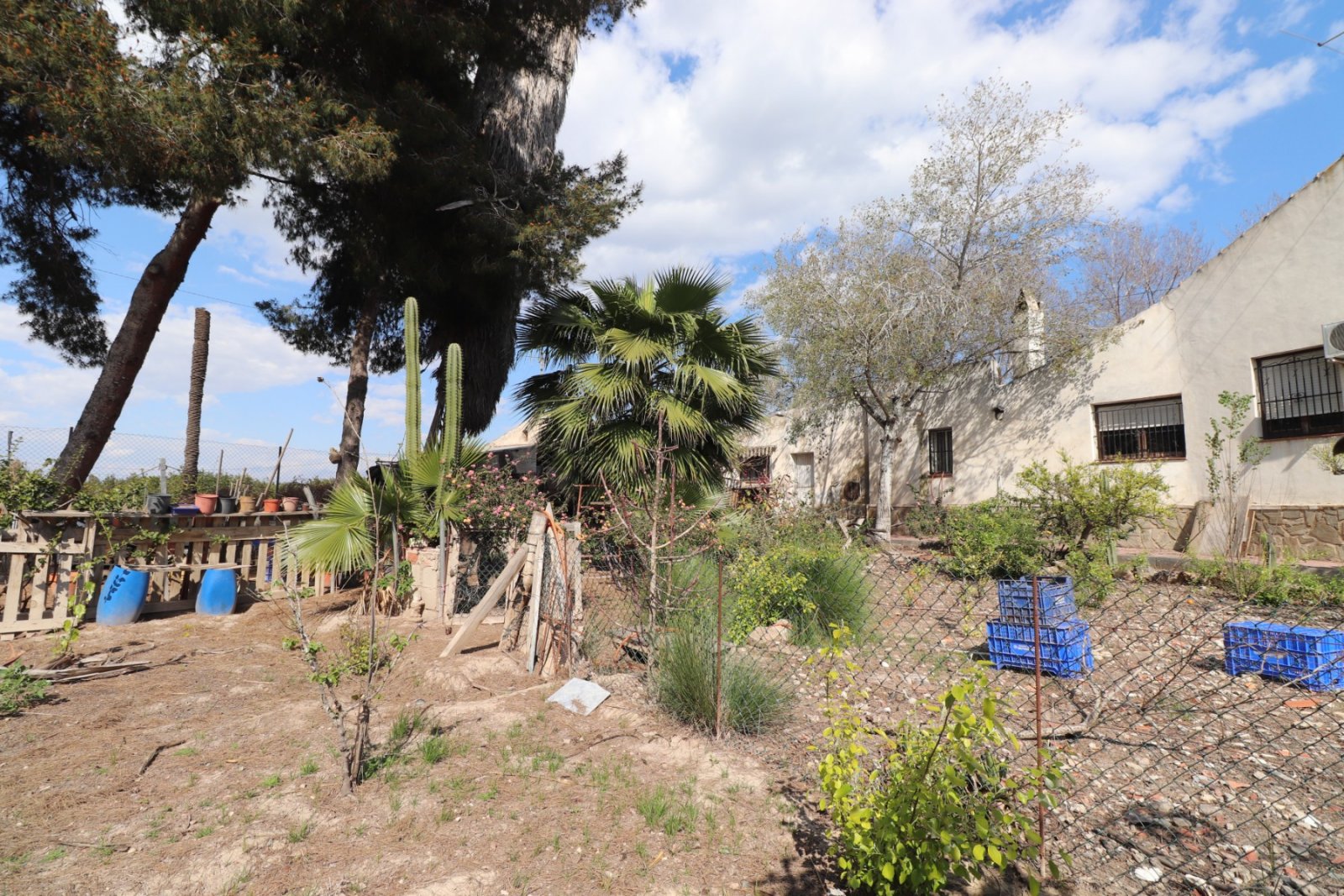 Casa independiente con 5 dormitorios, 2 baños, garaje y bonitas vistas