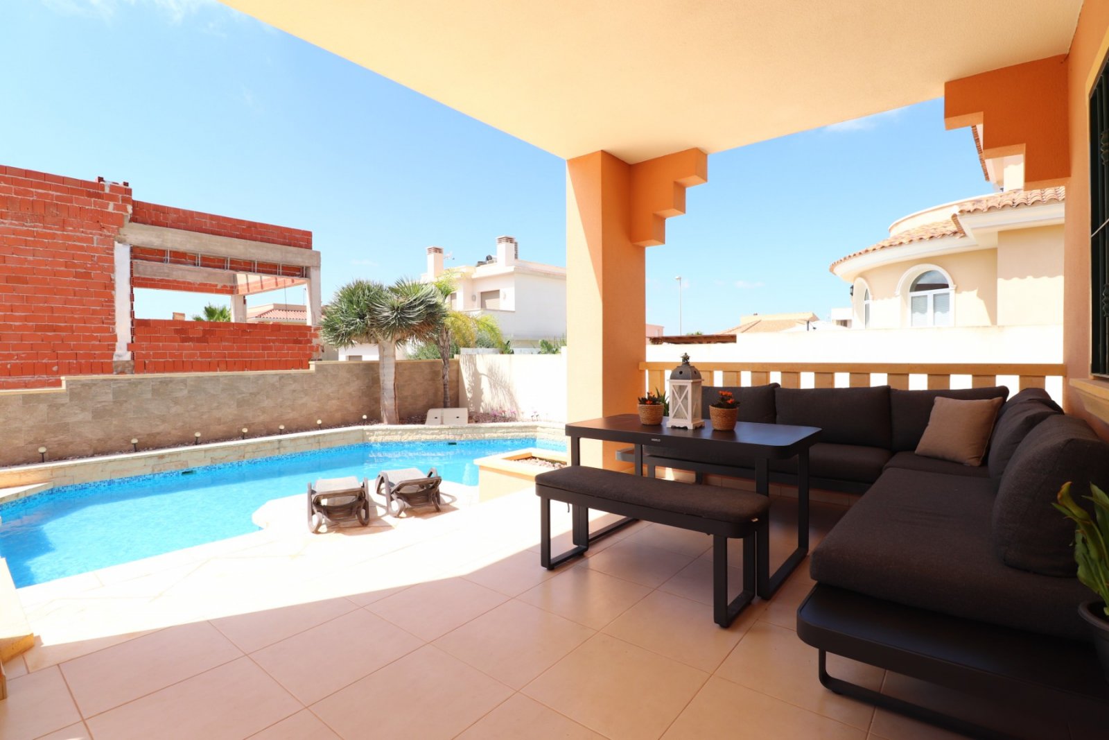 Villa exclusiva con 4 dormitorios, 2 baños y piscina privada