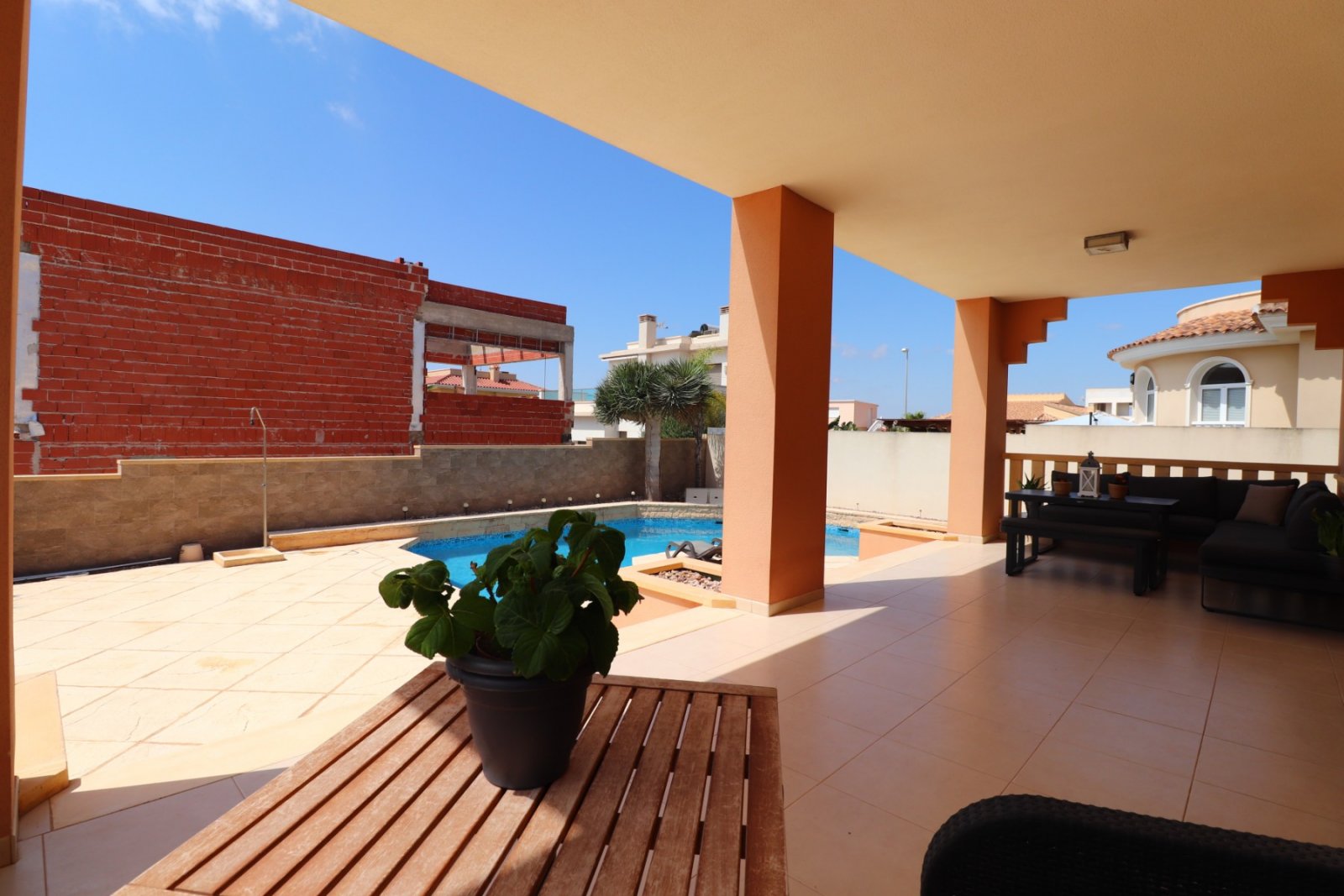 Villa exclusiva con 4 dormitorios, 2 baños y piscina privada