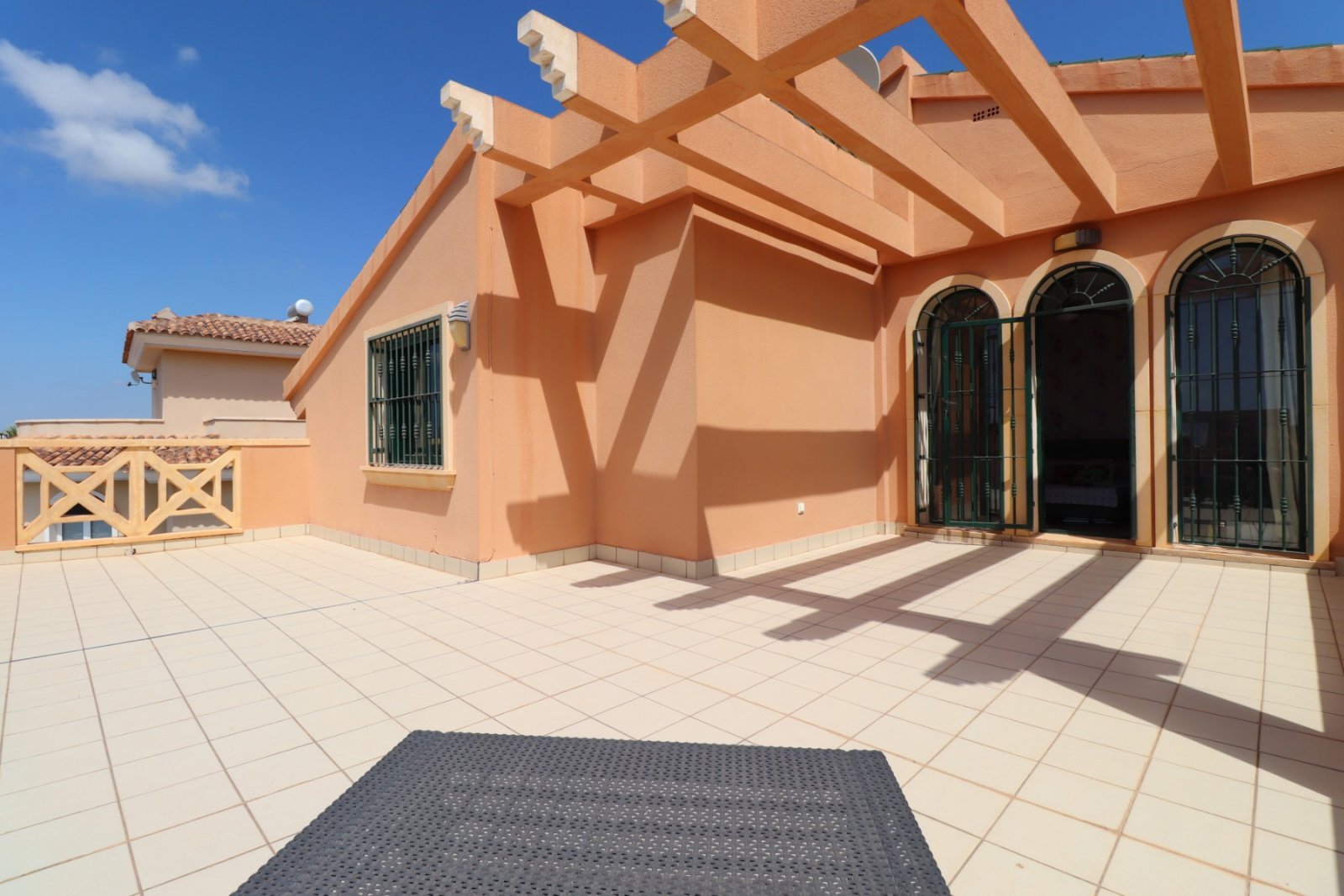 Villa exclusiva con 4 dormitorios, 2 baños y piscina privada