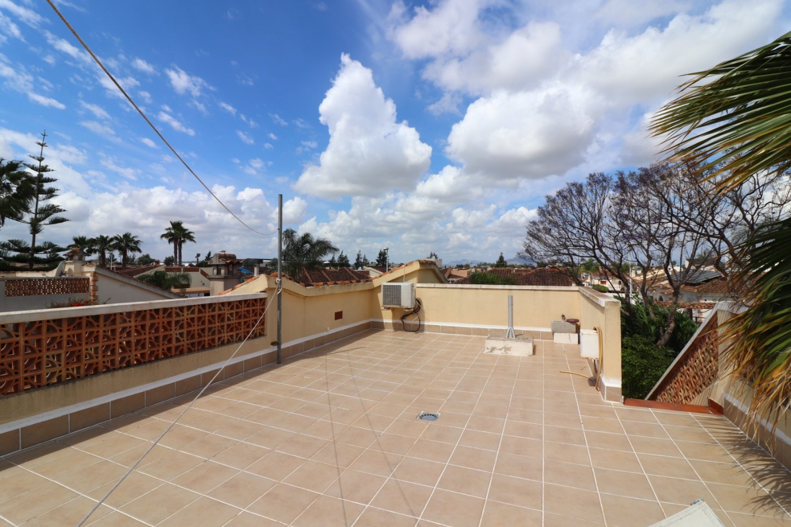 Villa de 3 dormitorios y 2 baños con solárium, plaza de parking y piscina privada