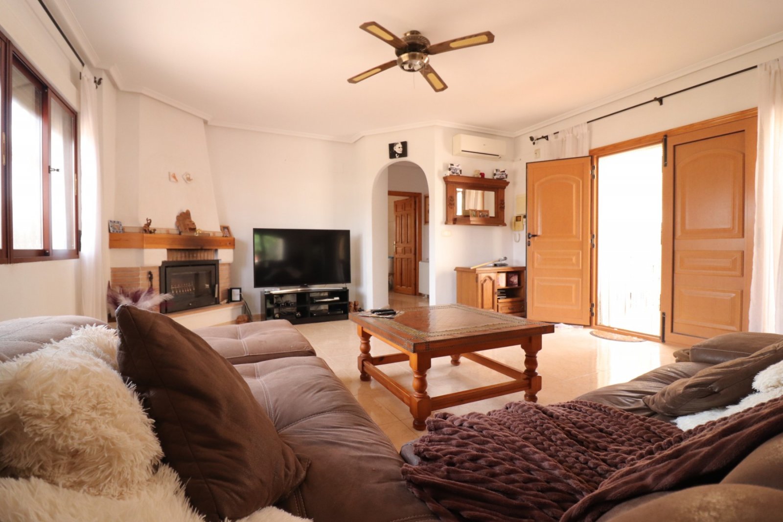 Villa de 3 dormitorios y 2 baños con solárium, plaza de parking y piscina privada