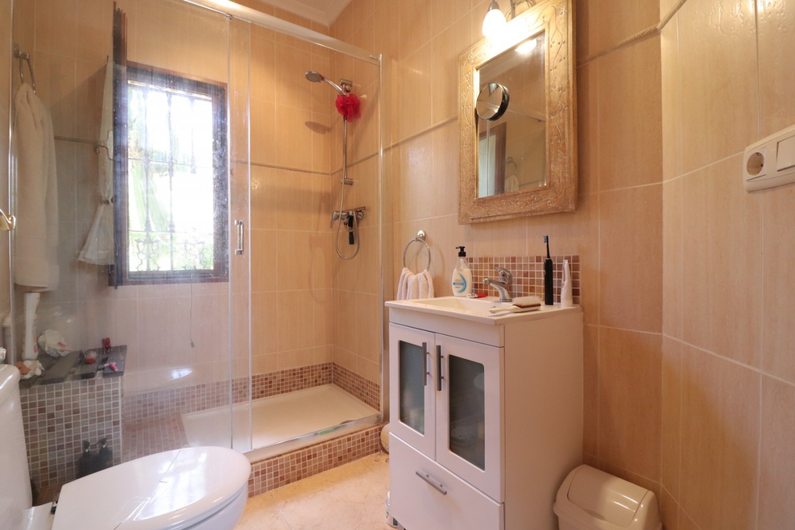 Villa de 3 dormitorios y 2 baños con solárium, plaza de parking y piscina privada