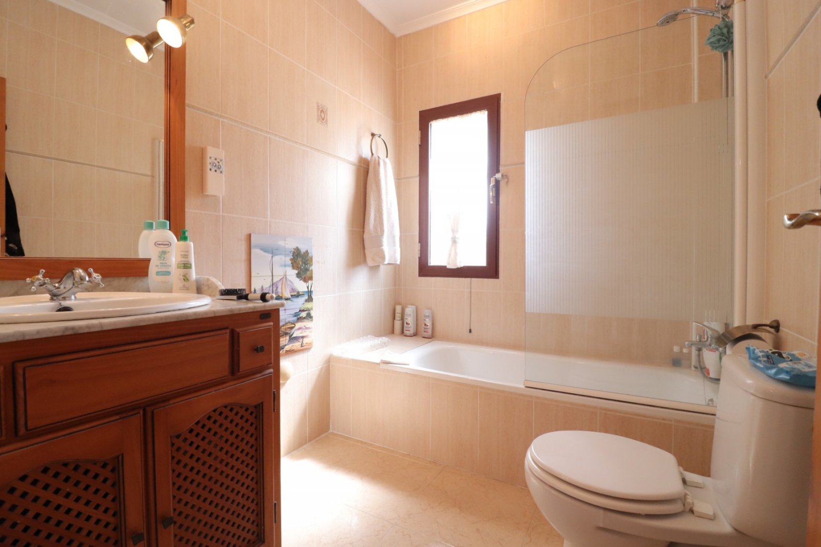Villa de 3 dormitorios y 2 baños con solárium, plaza de parking y piscina privada