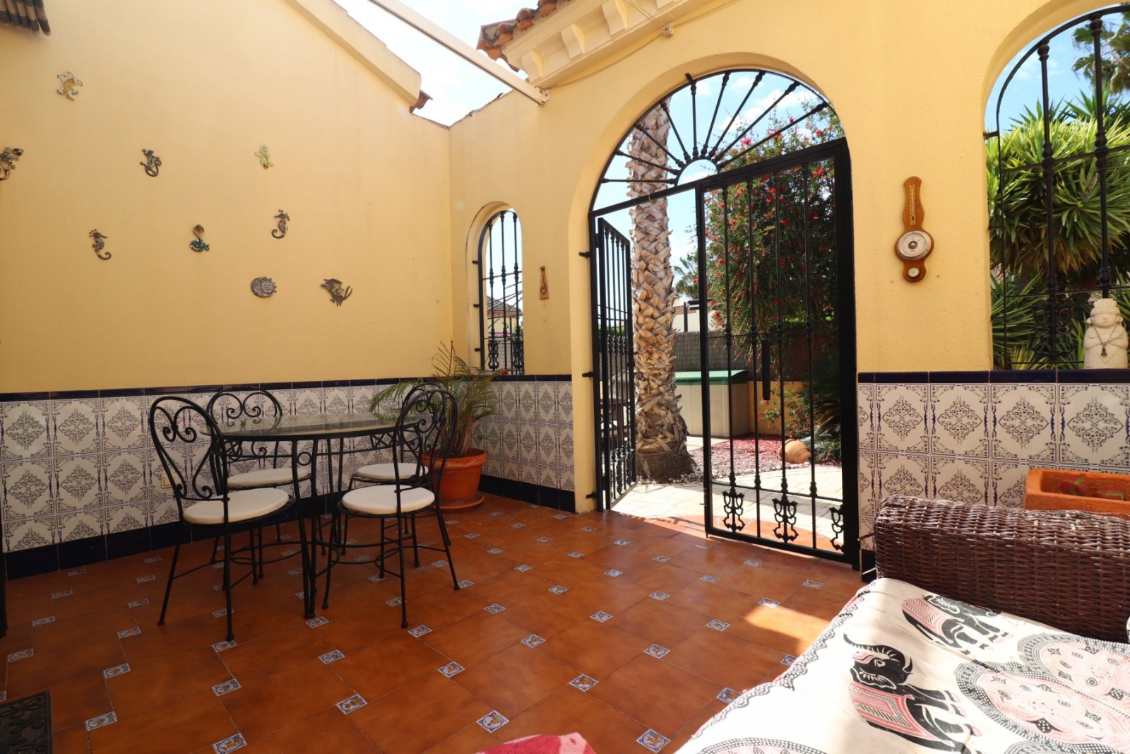 Villa de 3 dormitorios y 2 baños con solárium, plaza de parking y piscina privada