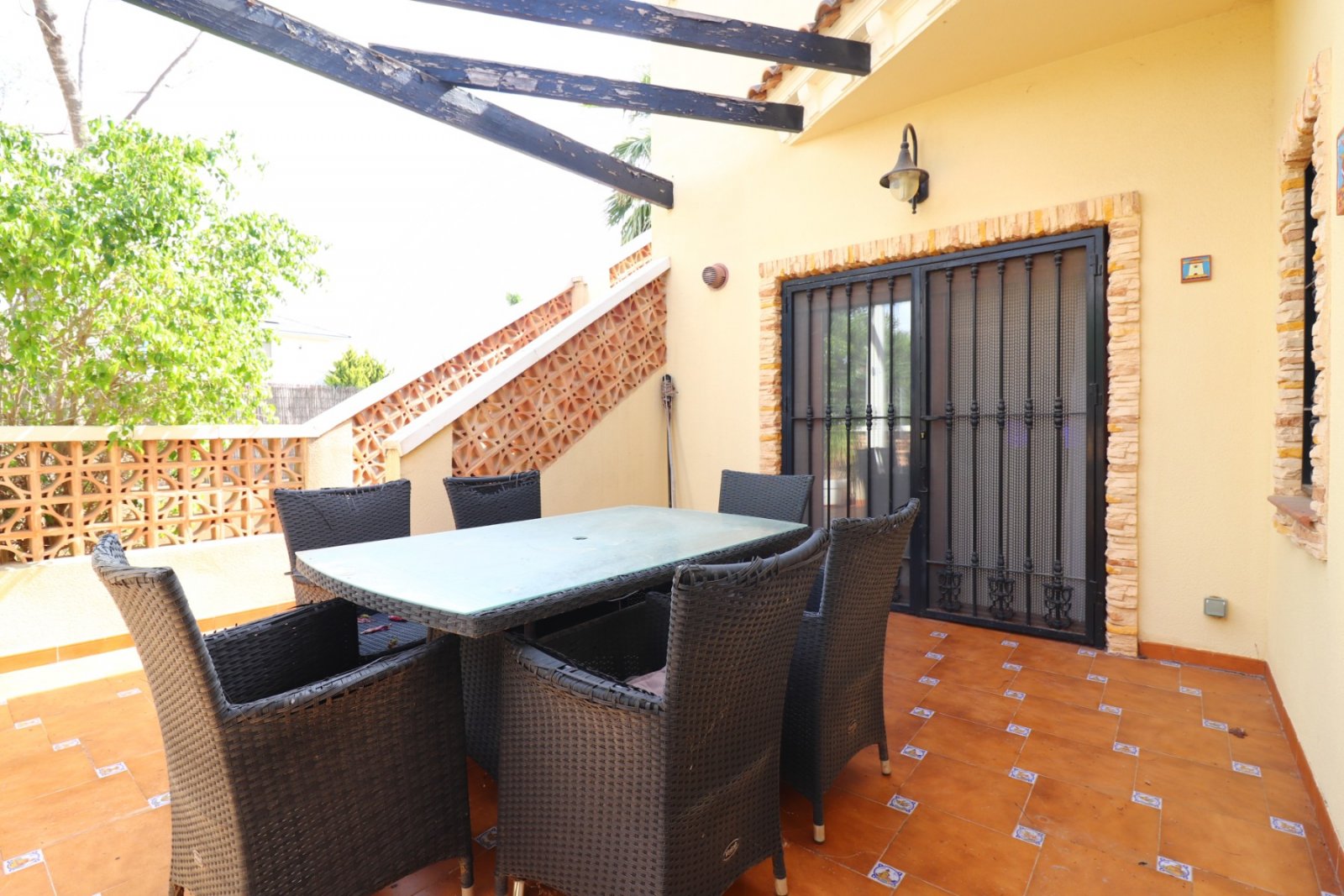 Villa de 3 dormitorios y 2 baños con solárium, plaza de parking y piscina privada