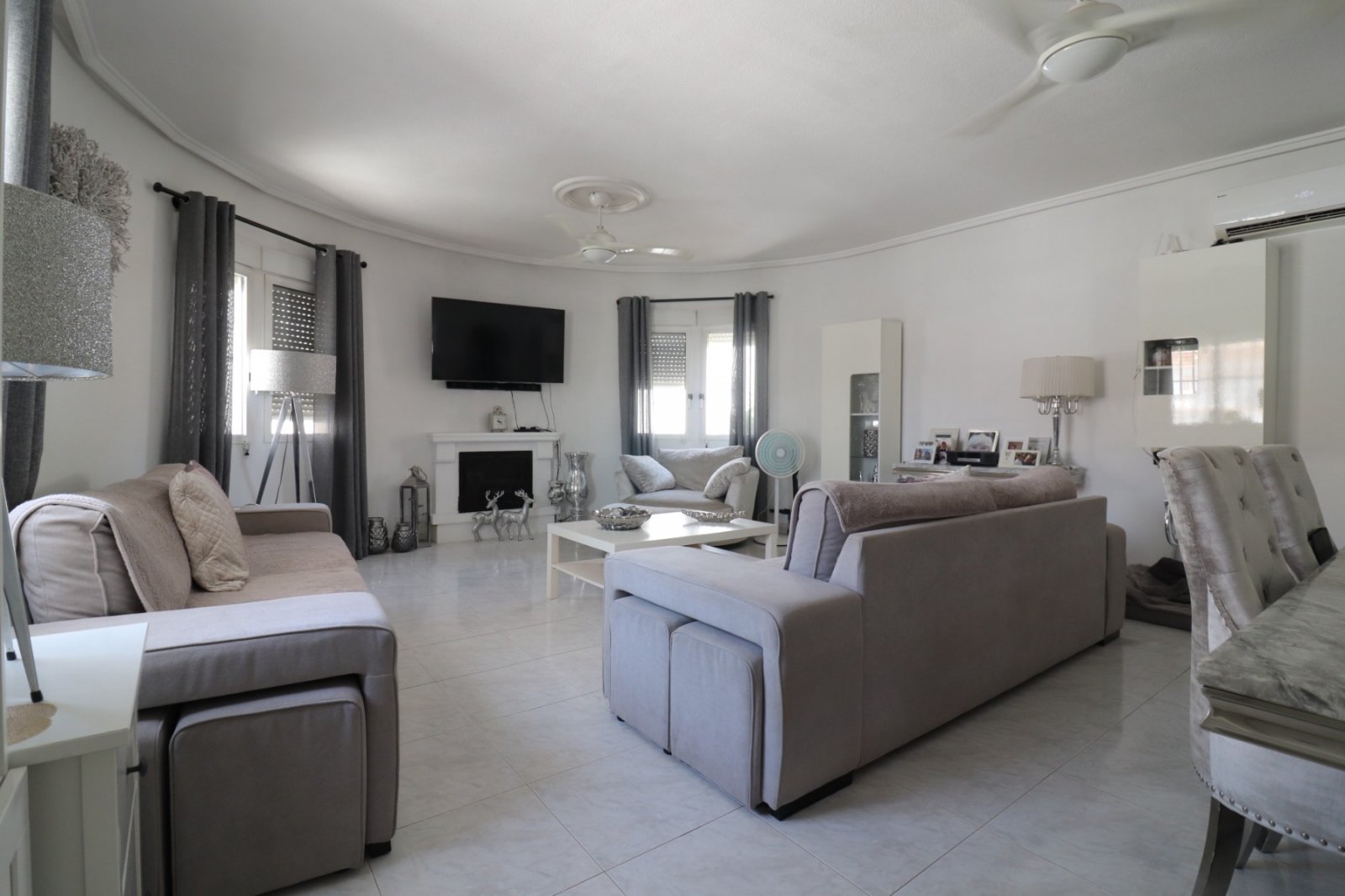 Villa unifamiliar en perfecto estado, con cuatro dormitorios, tres baños, azotea y piscina privada