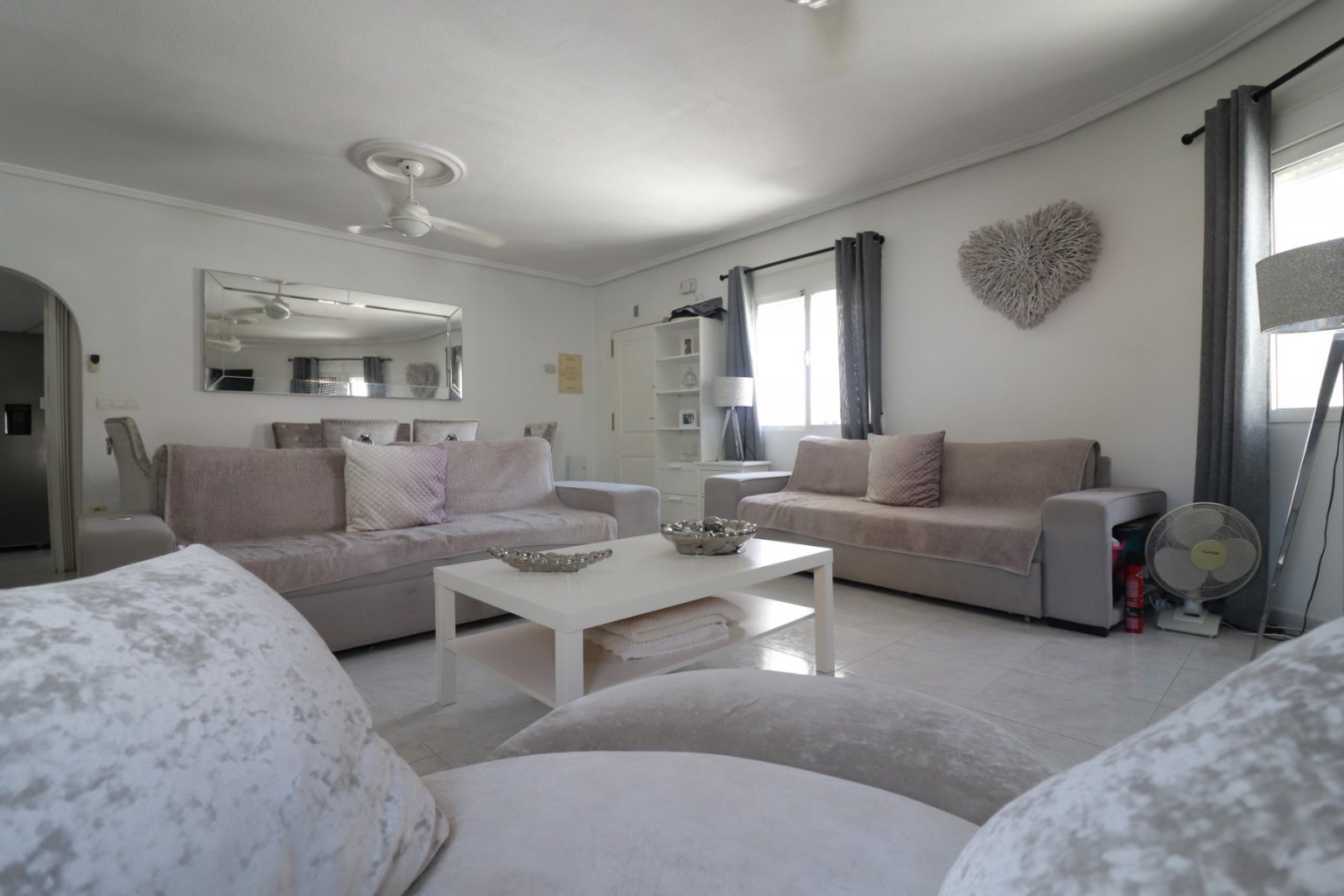 Villa unifamiliar en perfecto estado, con cuatro dormitorios, tres baños, azotea y piscina privada