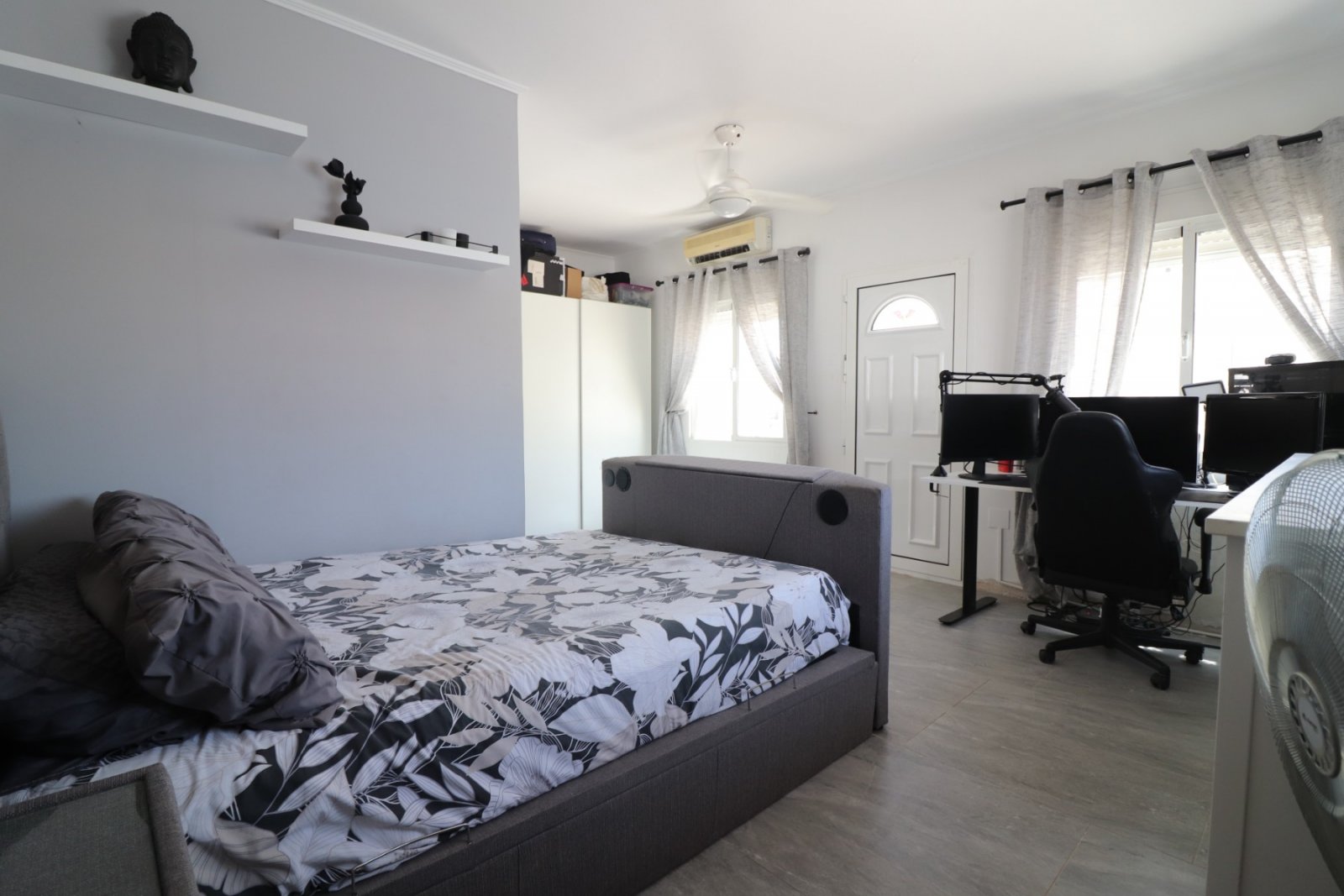 Villa unifamiliar en perfecto estado, con cuatro dormitorios, tres baños, azotea y piscina privada