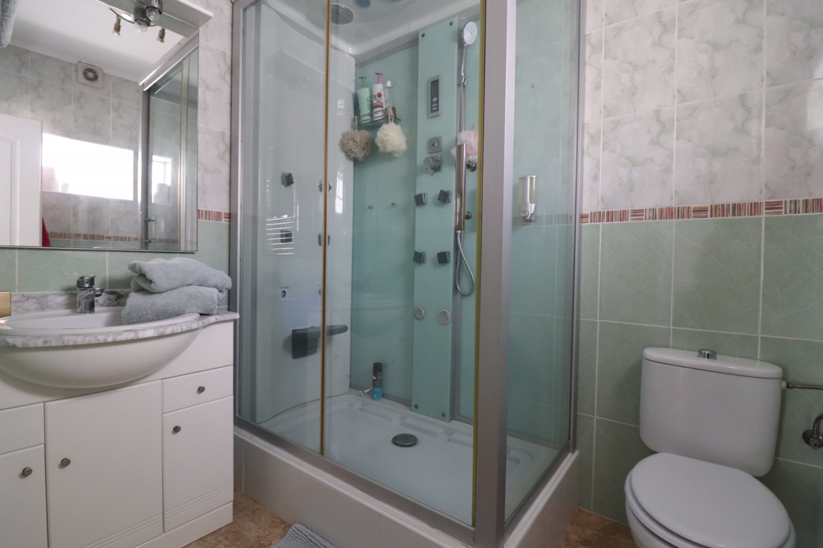 Villa unifamiliar en perfecto estado, con cuatro dormitorios, tres baños, azotea y piscina privada