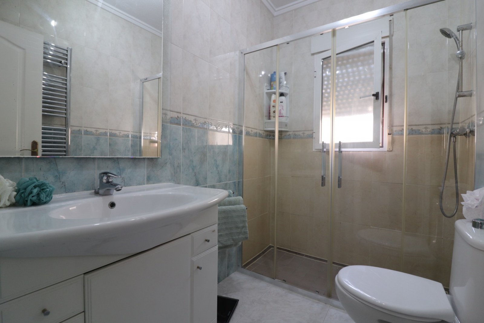 Villa unifamiliar en perfecto estado, con cuatro dormitorios, tres baños, azotea y piscina privada