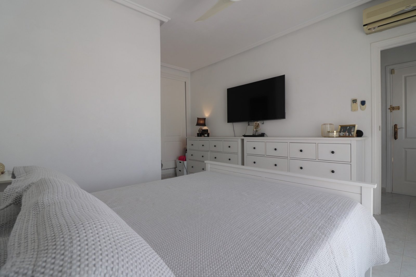Villa unifamiliar en perfecto estado, con cuatro dormitorios, tres baños, azotea y piscina privada