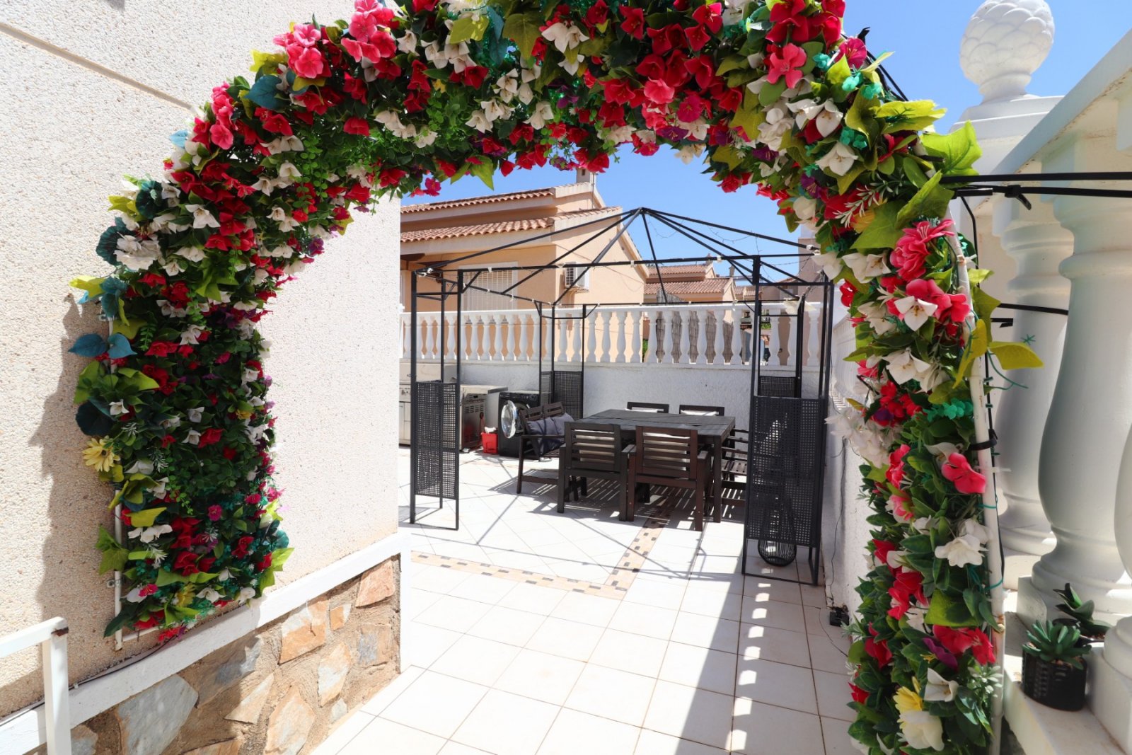 Villa unifamiliar en perfecto estado, con cuatro dormitorios, tres baños, azotea y piscina privada