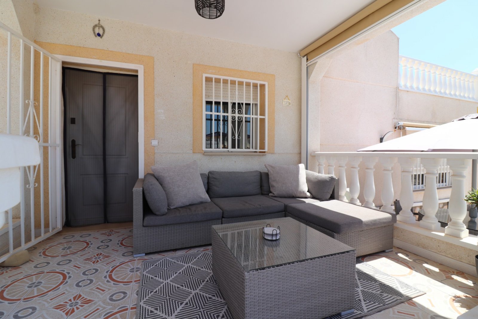 Villa unifamiliar en perfecto estado, con cuatro dormitorios, tres baños, azotea y piscina privada