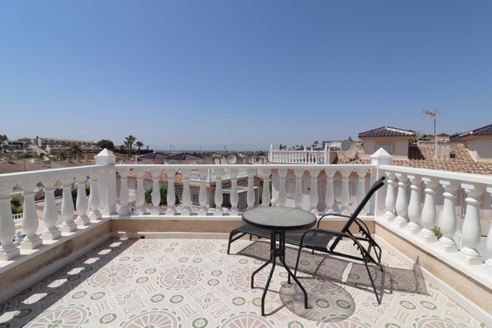 Villa unifamiliar en perfecto estado, con cuatro dormitorios, tres baños, azotea y piscina privada
