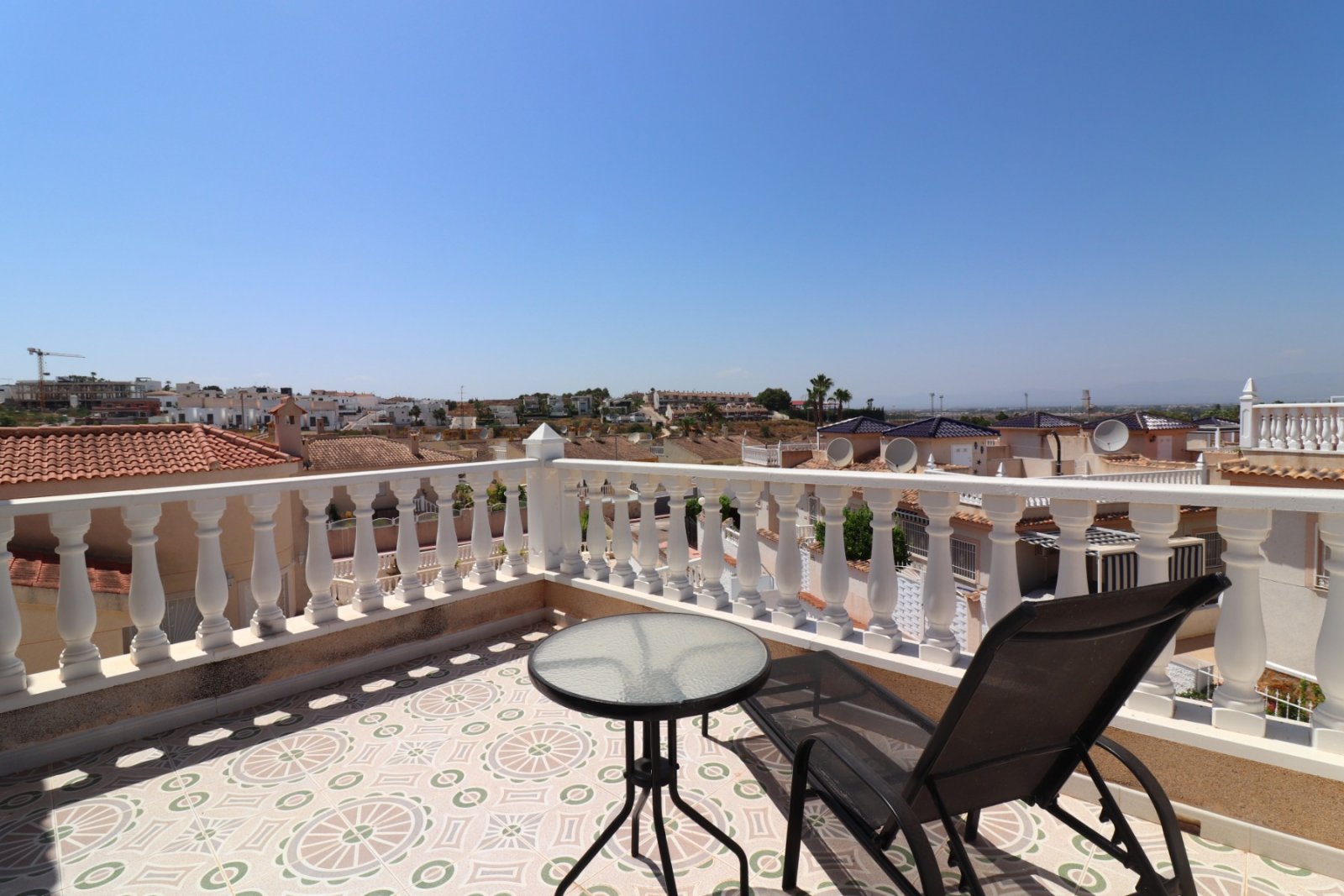 Villa unifamiliar en perfecto estado, con cuatro dormitorios, tres baños, azotea y piscina privada
