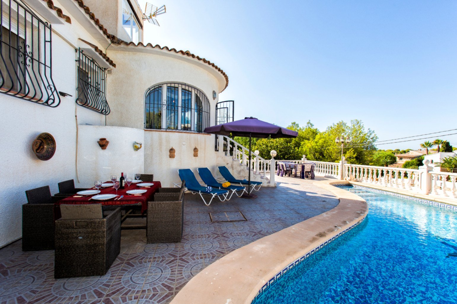 Villa tradicional y espaciosa con piscina privada, garaje y azotea con vistas al mar