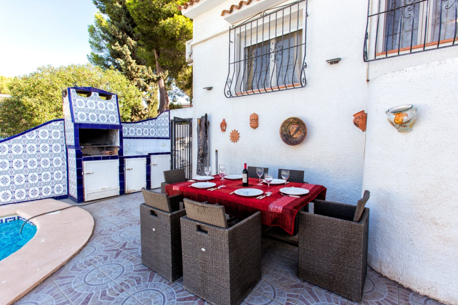 Villa tradicional y espaciosa con piscina privada, garaje y azotea con vistas al mar