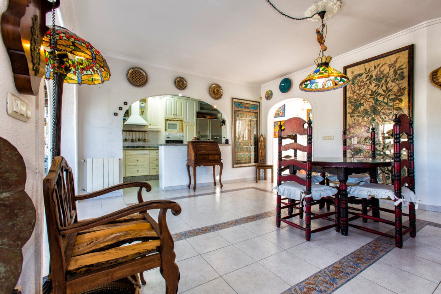 Villa tradicional y espaciosa con piscina privada, garaje y azotea con vistas al mar